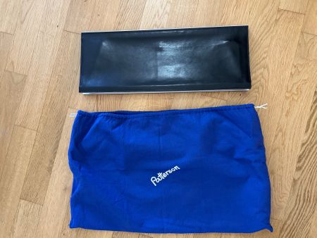 Elegante Patterson Lack-Clutch mit Handschuhen, neuwertig