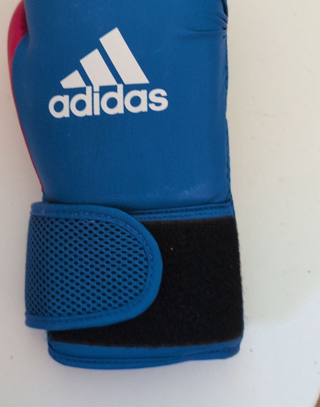 Kinderhandschuhe: Gants de boxe Adidas bleu taille enfant – Gebraucht aus Montreux von kambio