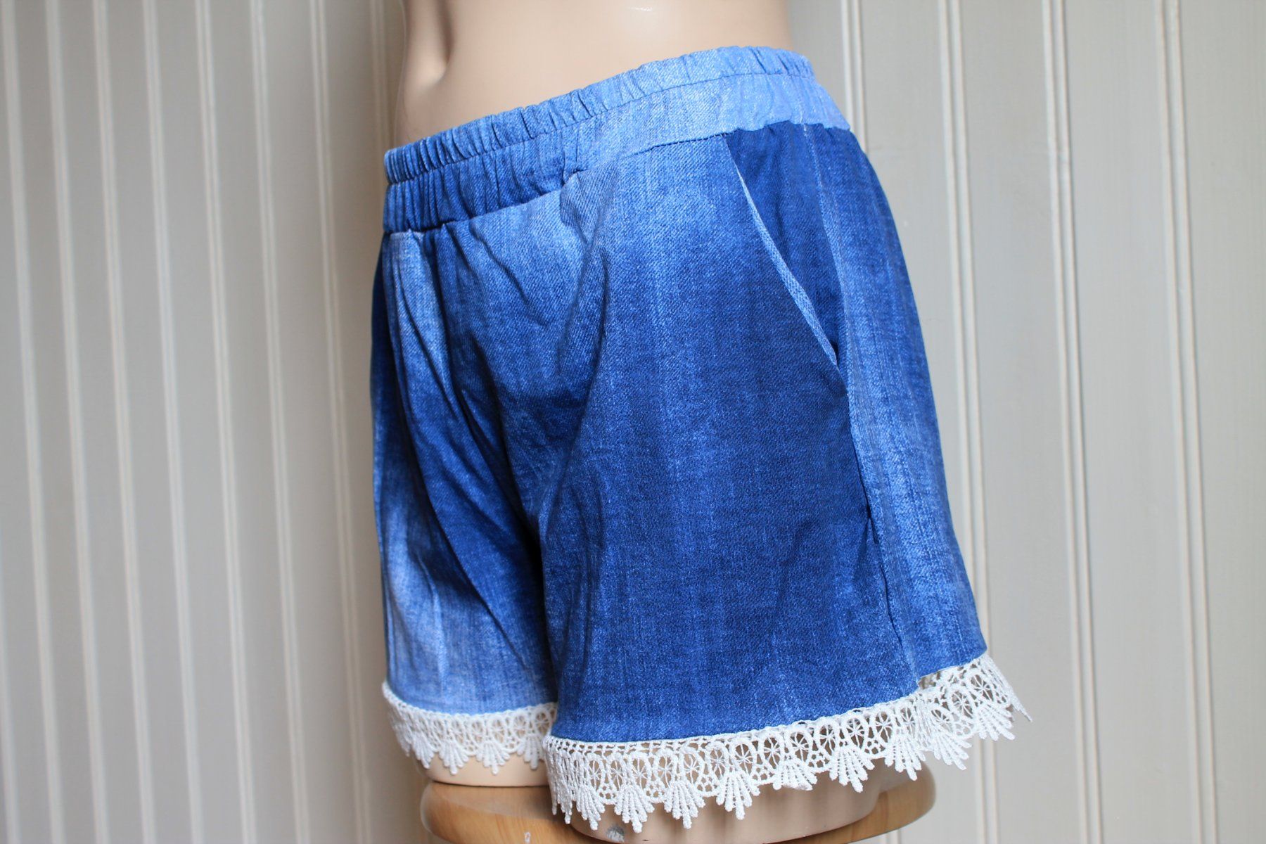 Hosen: SHORTS in Jeansoptik mit Spitze  38/40  M – Gebraucht aus Rebstein von QuasarVincent 1