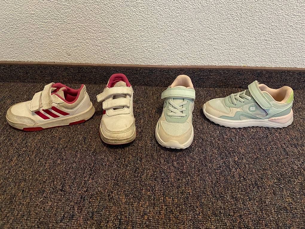 Schuhe für Jungen: Turnschuhe Elefanten Adidas beide Grösse 27 – Neu (gemäss Beschreibung) aus Allenwinden von guetzli20