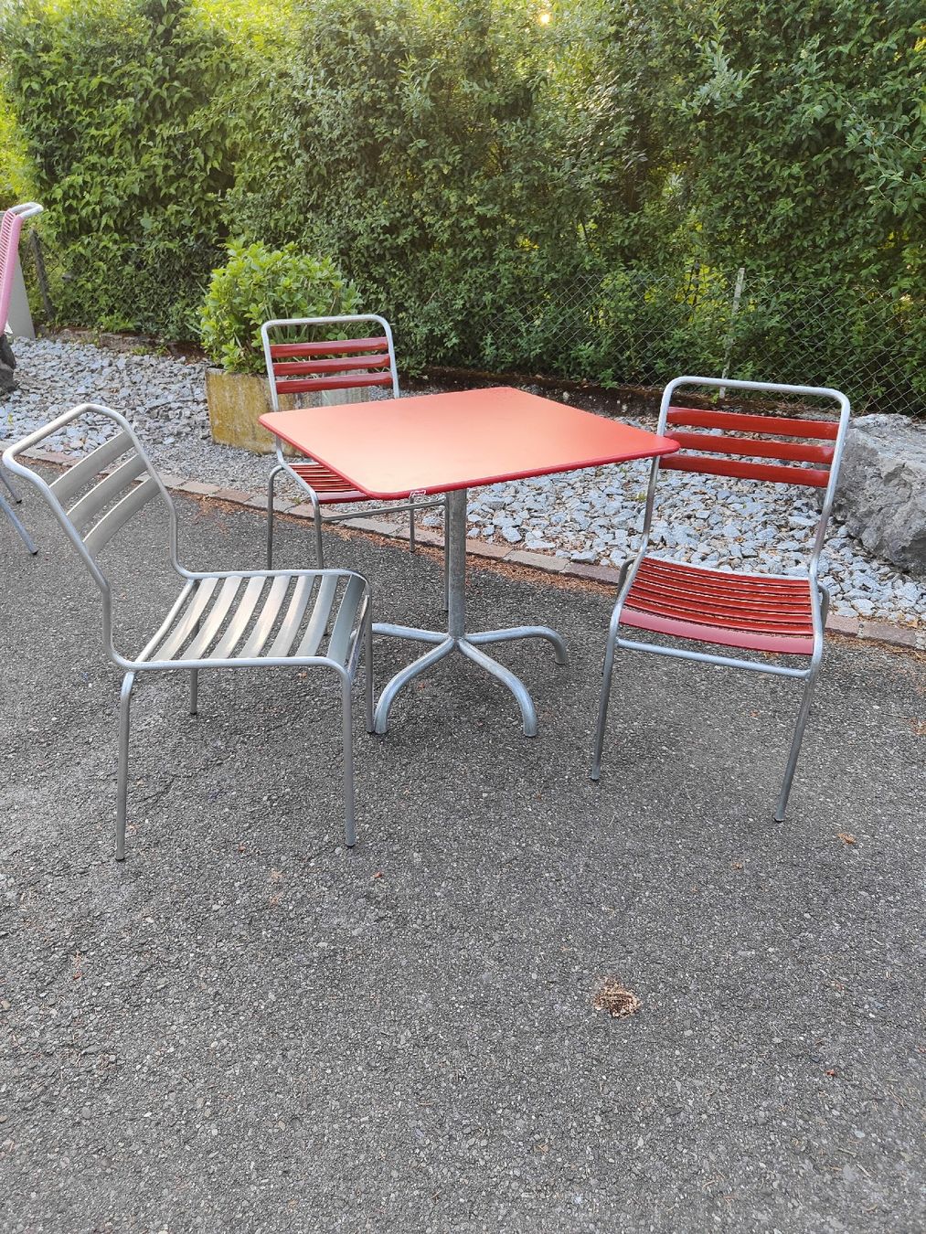 Schaffner Set di tavolo e panche: Schaffner Rigi -Tisch mit Lättlistühlen – Usato da Mellingen venduto da Artrena