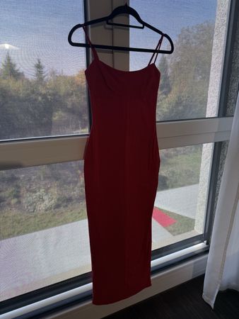 Langes Kleid in Rot mit Spaghettiträgern in gutem Zustand