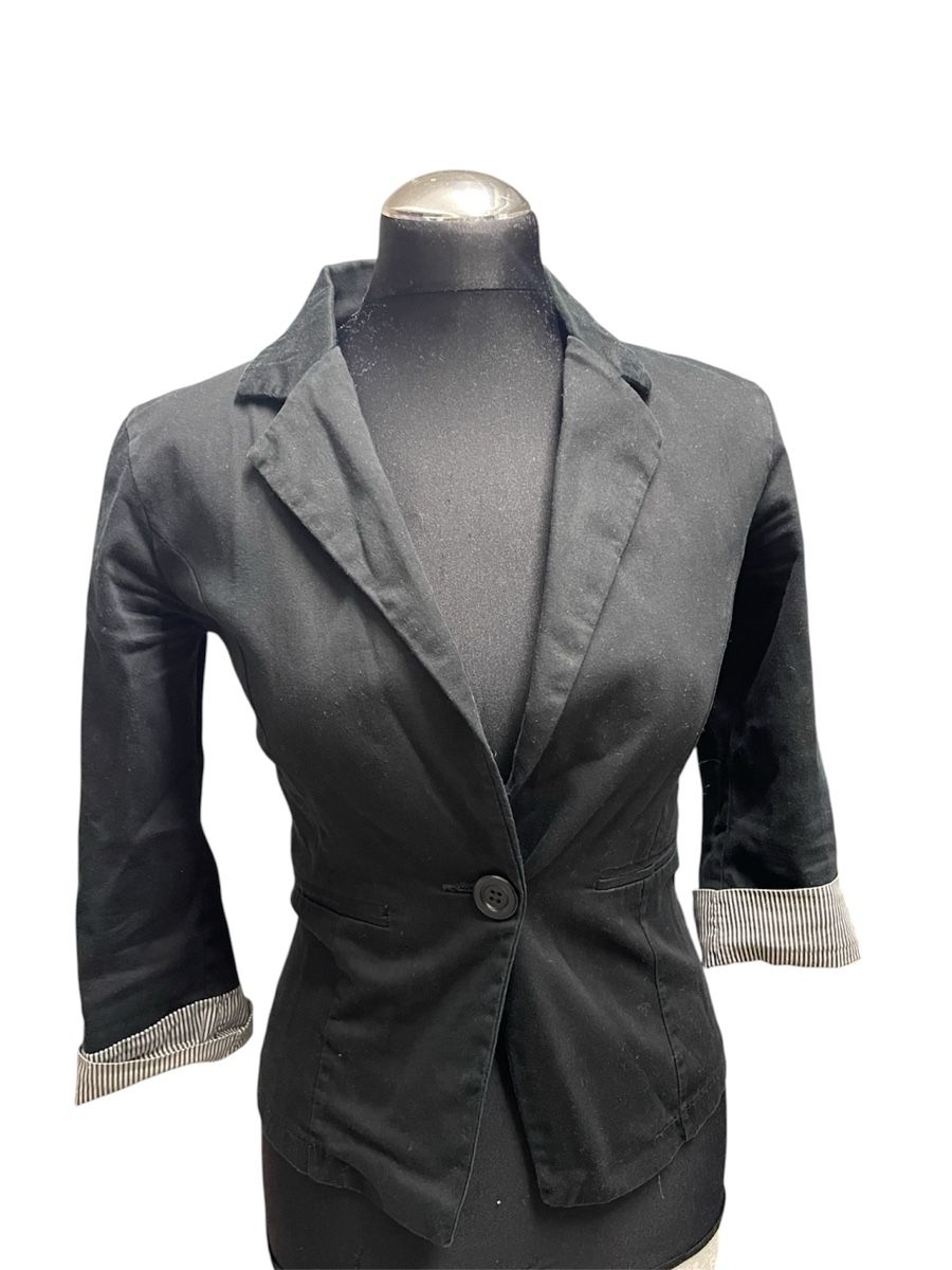 H&M Giacche: Schwarzer Blazer mit 3/4 Aermeln – Usato da Urdorf venduto da Anassor