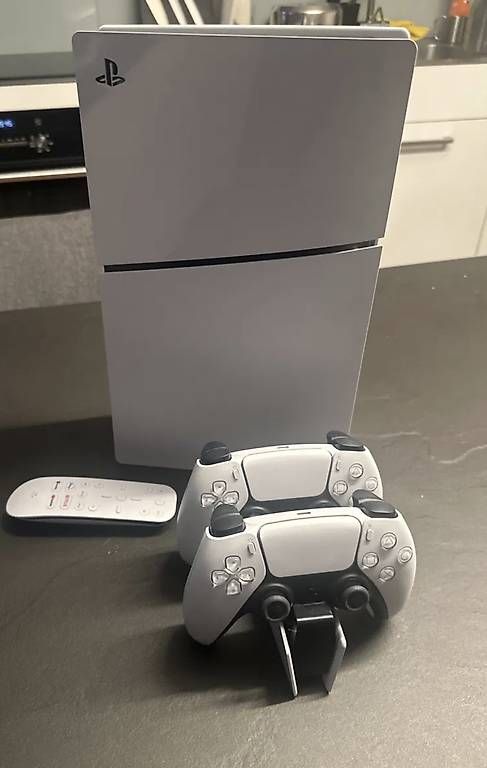 Konsolen: PS5 Slim + 2 Controller + Ladestation + Media Remote – Gebraucht aus Schlieren von raf_7xvs
