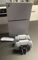 PS5 Slim + 2 Controller + Ladestation + Media Remote