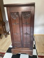 Antiker Holzschrank - wunderschön geschnitzten Seitenteilen