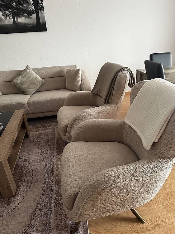 Set de table et chaises: Wohnzimmer-set. Sofà, Sessel, Tisch und Teppich – D'occasion à Eschenbach SG par Mernad 2