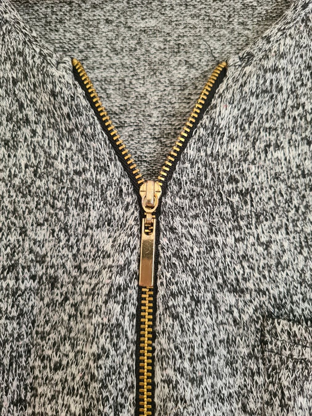 Maglioni & Felpe: Leichter Pullover grau mit goldigem Reißverschluss – Usato da Schaffhausen venduto da sabrina915 2