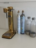 Wassersprudler Aarke Gold mit Zubehör und Flaschen