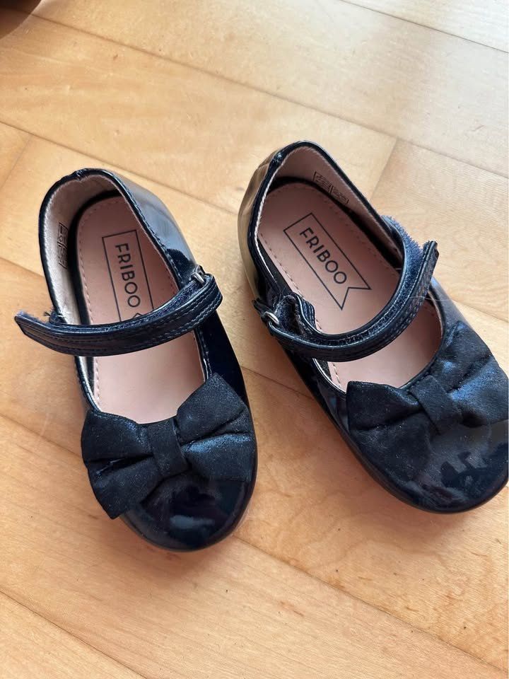 Scarpe per ragazze: Festliche Schuhe Grösse 24 – Usato da Zollikofen venduto da Taximan89