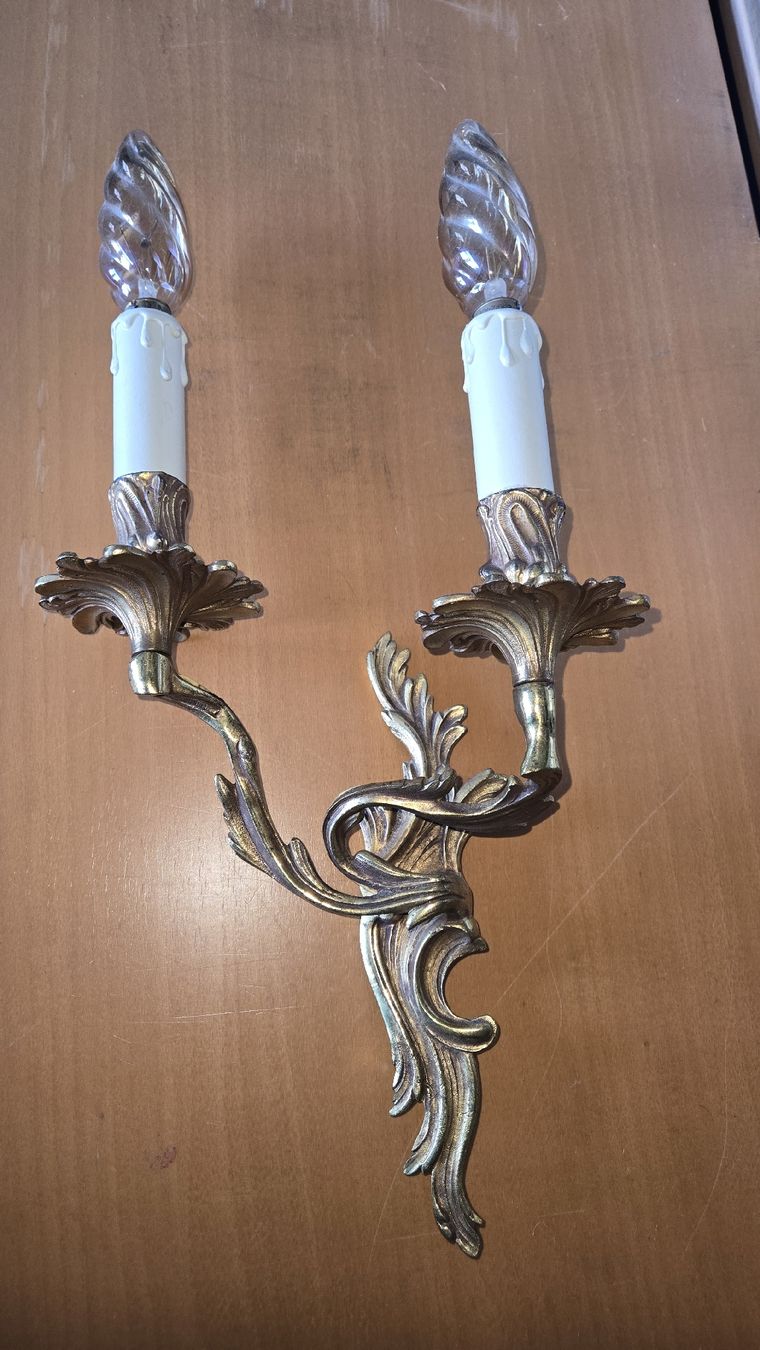 Lampade: Antike Wandleuchte aus Messing, 2-flammig – Usato da Uzwil venduto da BrokiFloh