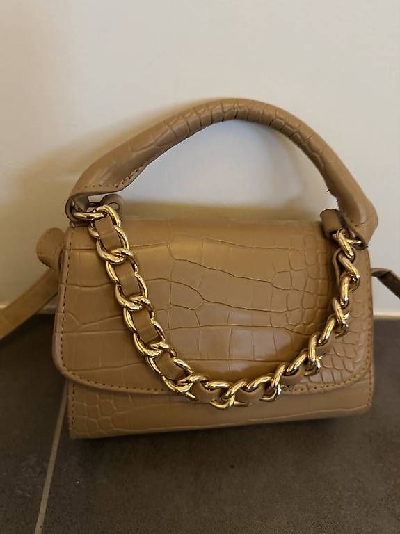 Borse da donna: Mini sac à main beige effet crocodile  – Nuovo e nell'imballaggio originale da Plan-les-ouates venduto da Jordane.S 1