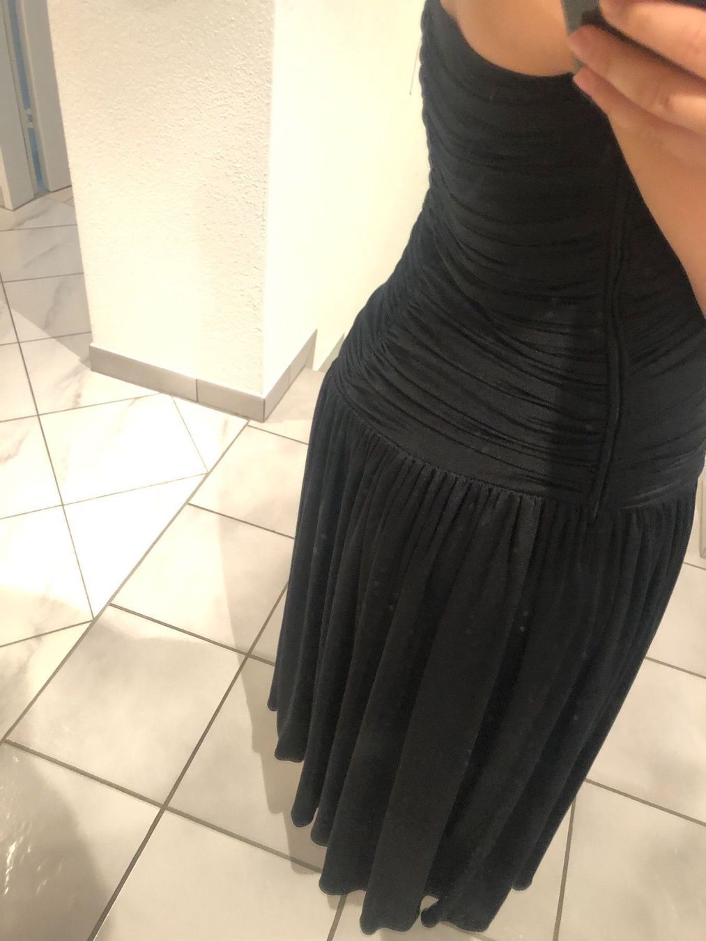 Kleider: Abendkleid mittellang schwarz – Gebraucht aus Hinwil von dire07 1