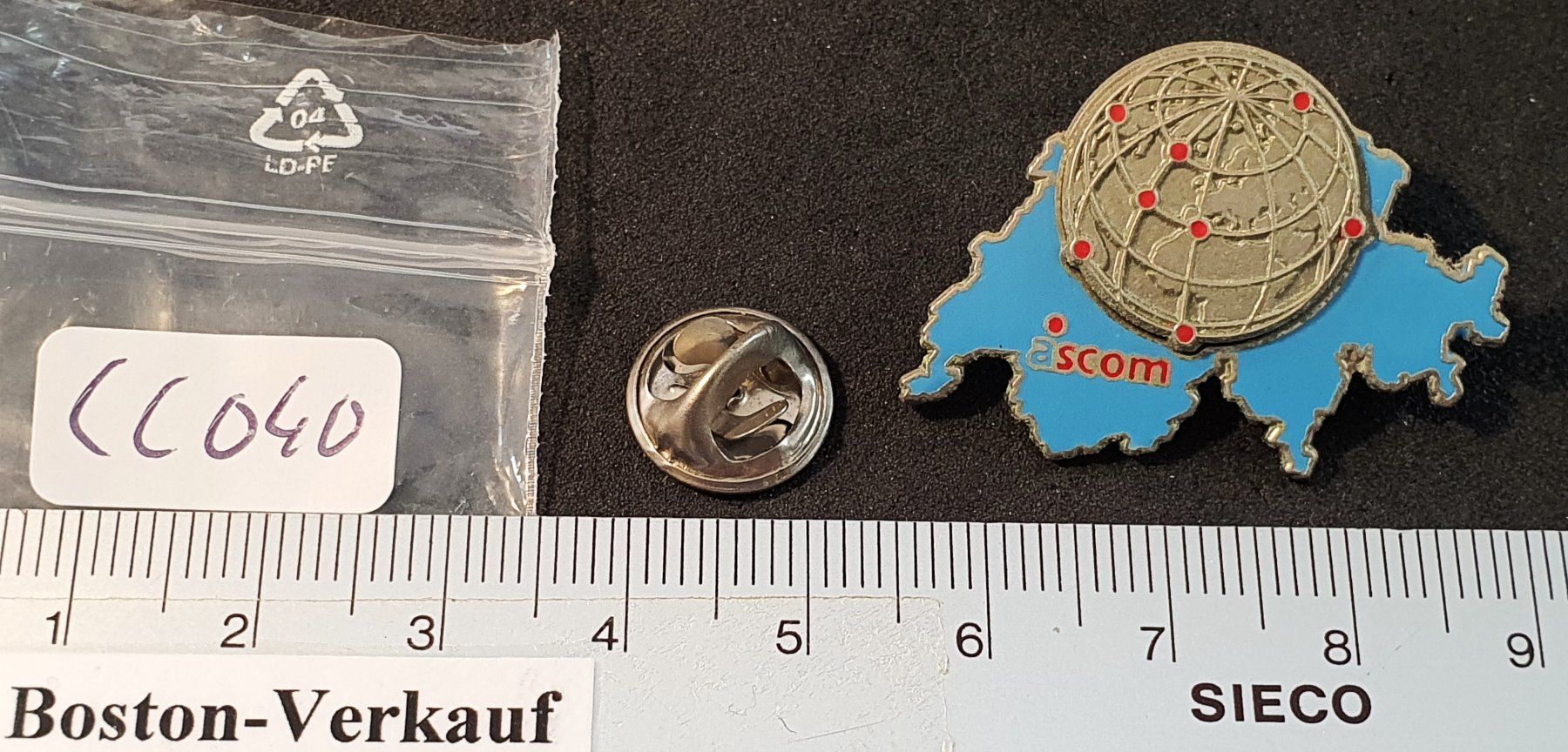Plaketten & Abzeichen: CC040 - Pin Schweiz Globus ascom – Gebraucht aus Reinach BL von Boston-Verkauf 1