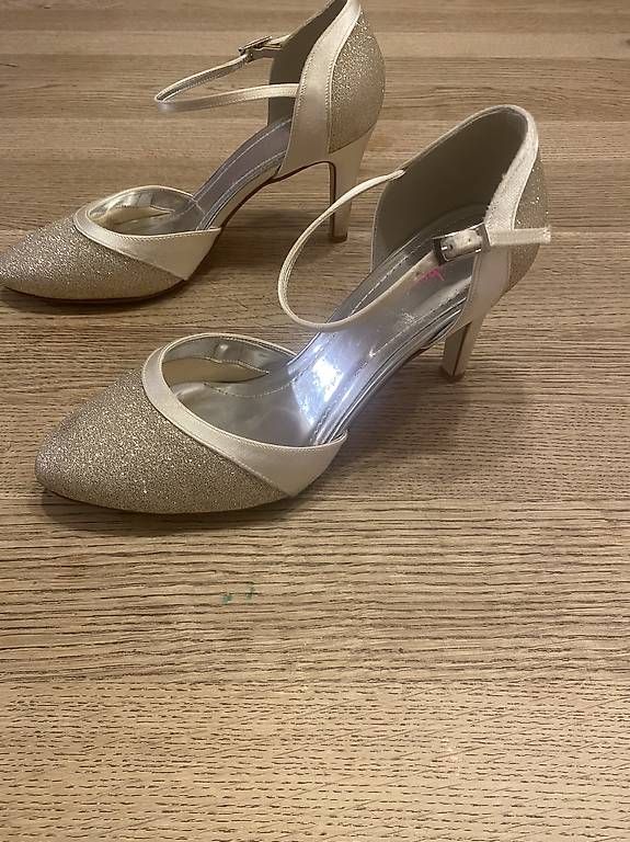 Scarpe da donna: Hochzeitsschuhe Nr. 38 – Usato da Disentis/Mustér venduto da LarissaF 2