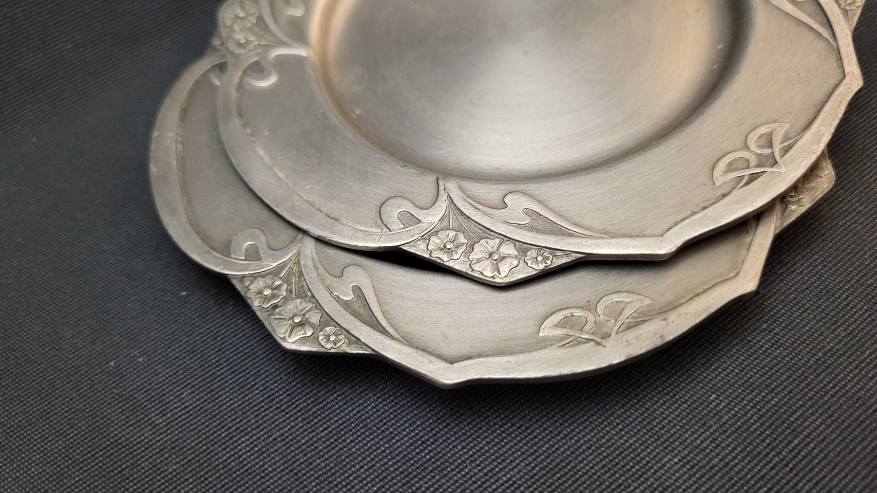 Sottobicchieri: 2 Zinn-Untersetzer JUGENDSTIL – Usato da Basel venduto da spinne02 1