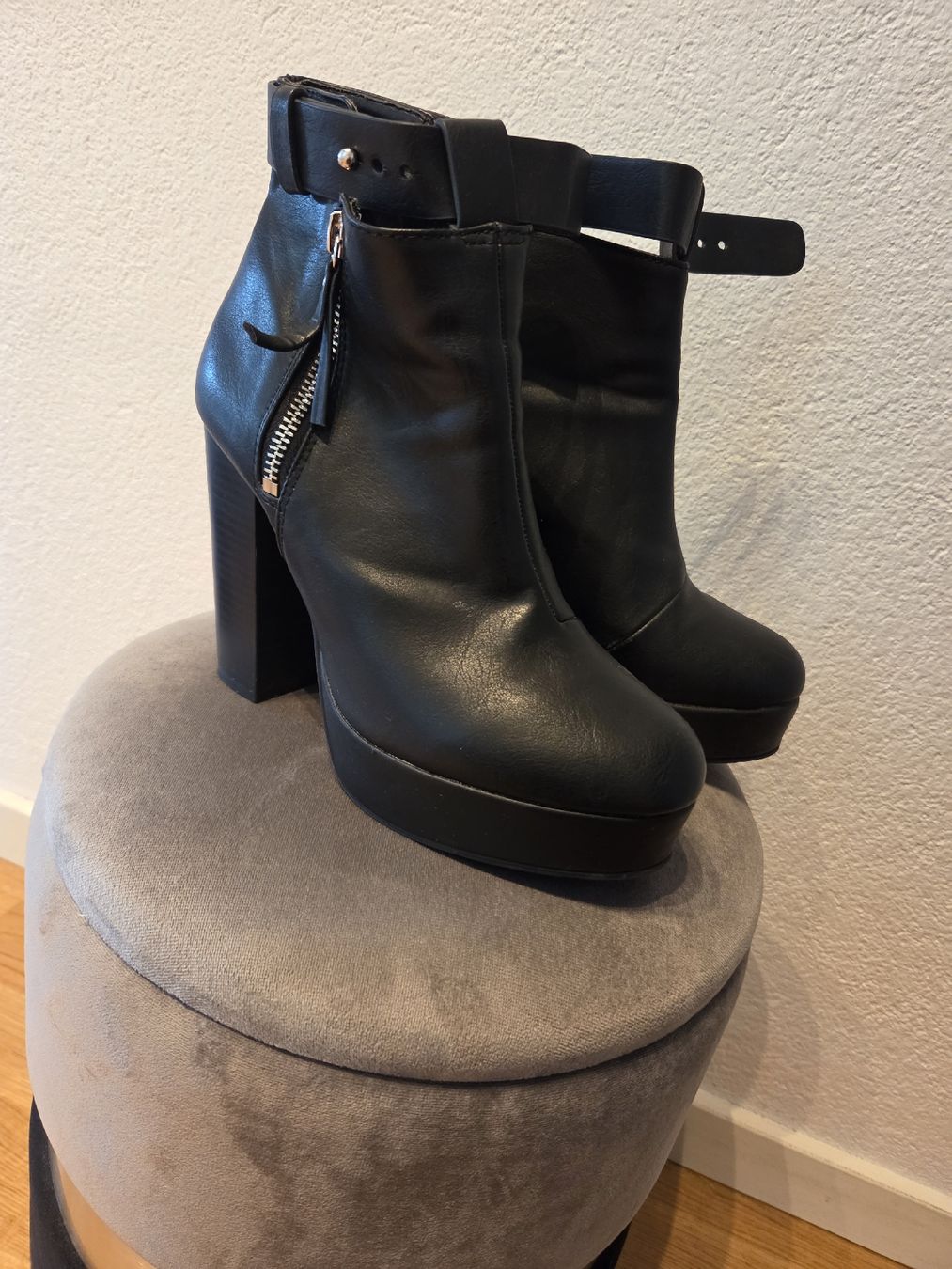 Damenschuhe: Bottes à talon – Gebraucht aus Biel/Bienne von Catia.Daniela01