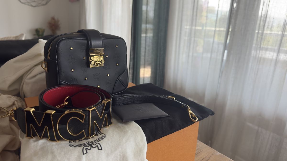 Mcm Borse: MCM Black Coated Canvas and Leather Studded Camera Bag – Nuovo (secondo la descrizione) da Dübendorf venduto da Dave702