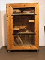 Kleintierstall aus Holz mit Glasboden auf Rollen gebraucht