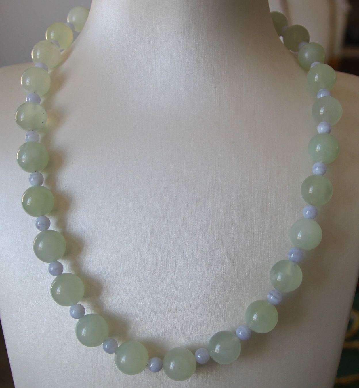 Catenine: NEU: Jadekette Collier Schmuck Jade und Chalcedon Perlen – Nuovo (secondo la descrizione) da Matten b. Interl venduto da EdelsteineInterlaken 1