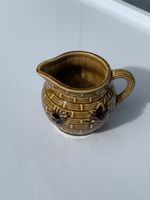 Vintage Keramik Krug mit Korb Design und Hummeln Dekor