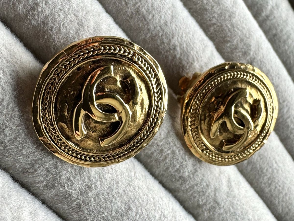 Chanel Ohrringe & -stecker: Chanel Gold CC Ohrclips Vintage – Gebraucht aus Kriens von hannaandkiko 4