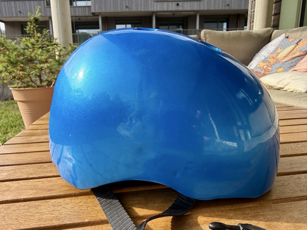 Micro Casques: Micro Velohelm 52-56 – D'occasion à Thalwil par val_bm5t 1