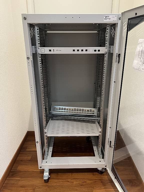 Racks & Cavalletti: Netzwerkschrank (19") von Schneider Electric – Usato da Trimbach venduto da mdc70