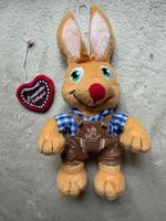 Stofftier Hase mit Lederhose 22 cm gross