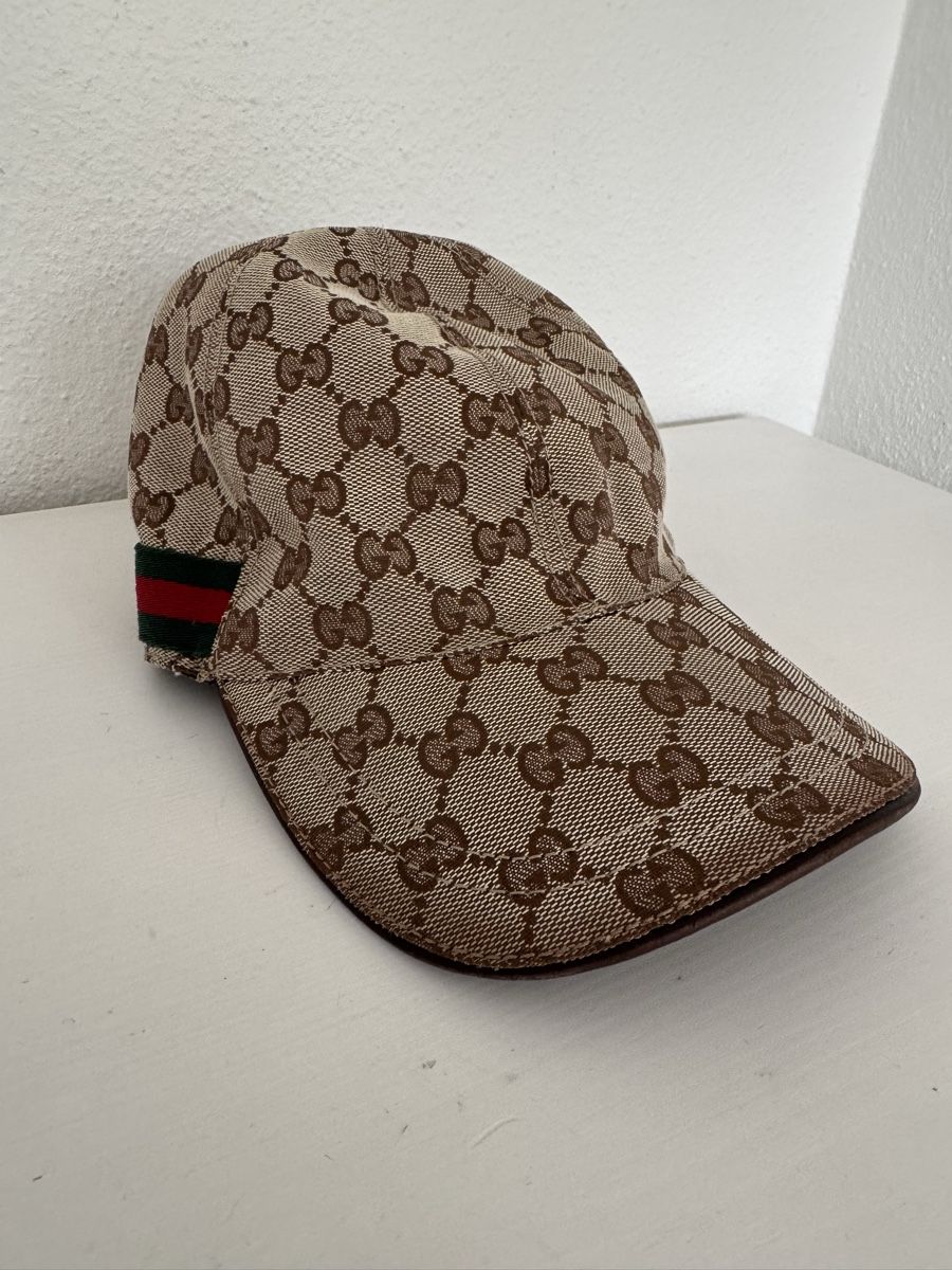 Gucci Copricapi, berretti & cappellini: Gucci Canvas Baseball Cap Monogram Brown Red Green Stripe  – Usato da Versoix venduto da Bazanchiklovalova