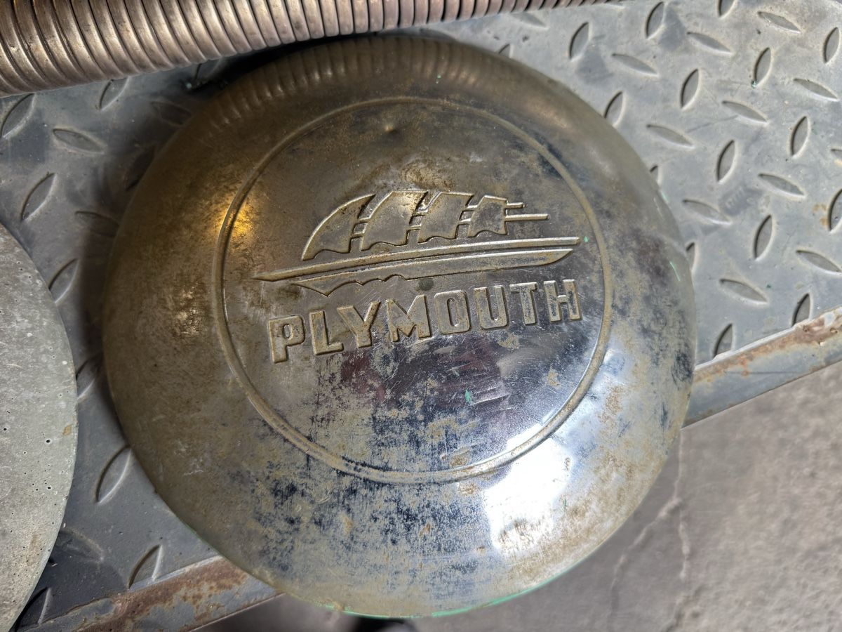 Plymouth Toutes les pièces auto: Plymouth Chrom Radkappen Oldtimer – D'occasion à Thusis par Radkeil 1