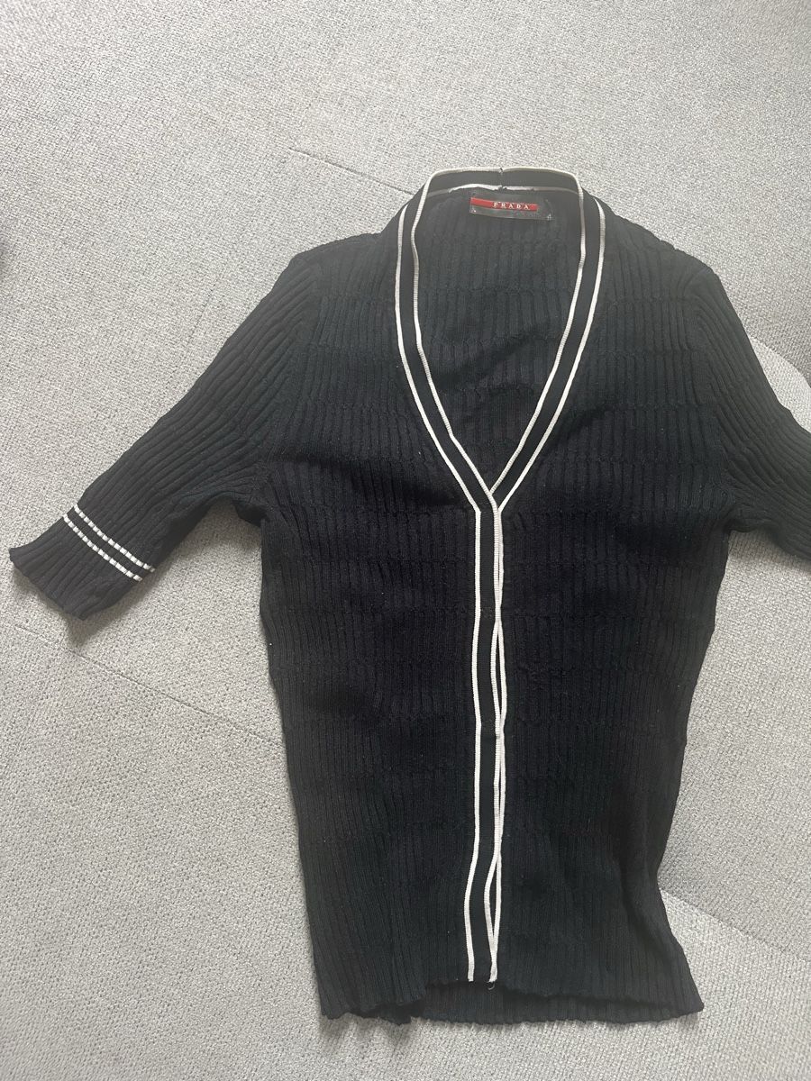 Prada T-Shirts: Pull à manches courtes PRADA noir – Gebraucht aus Nyon von ali_w2tv