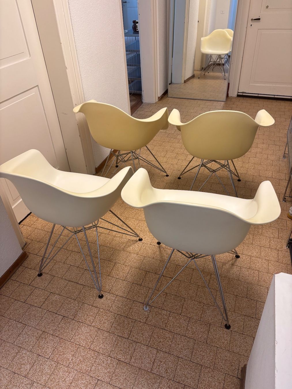 Eames Chaises: Vitra Eames Plastic Armchair DAR Weiss Original Design – D'occasion à Luzern par pengmarket_gmbh 2