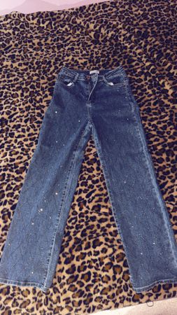 Jean bleu à strass coupe droite, état presque neuf
