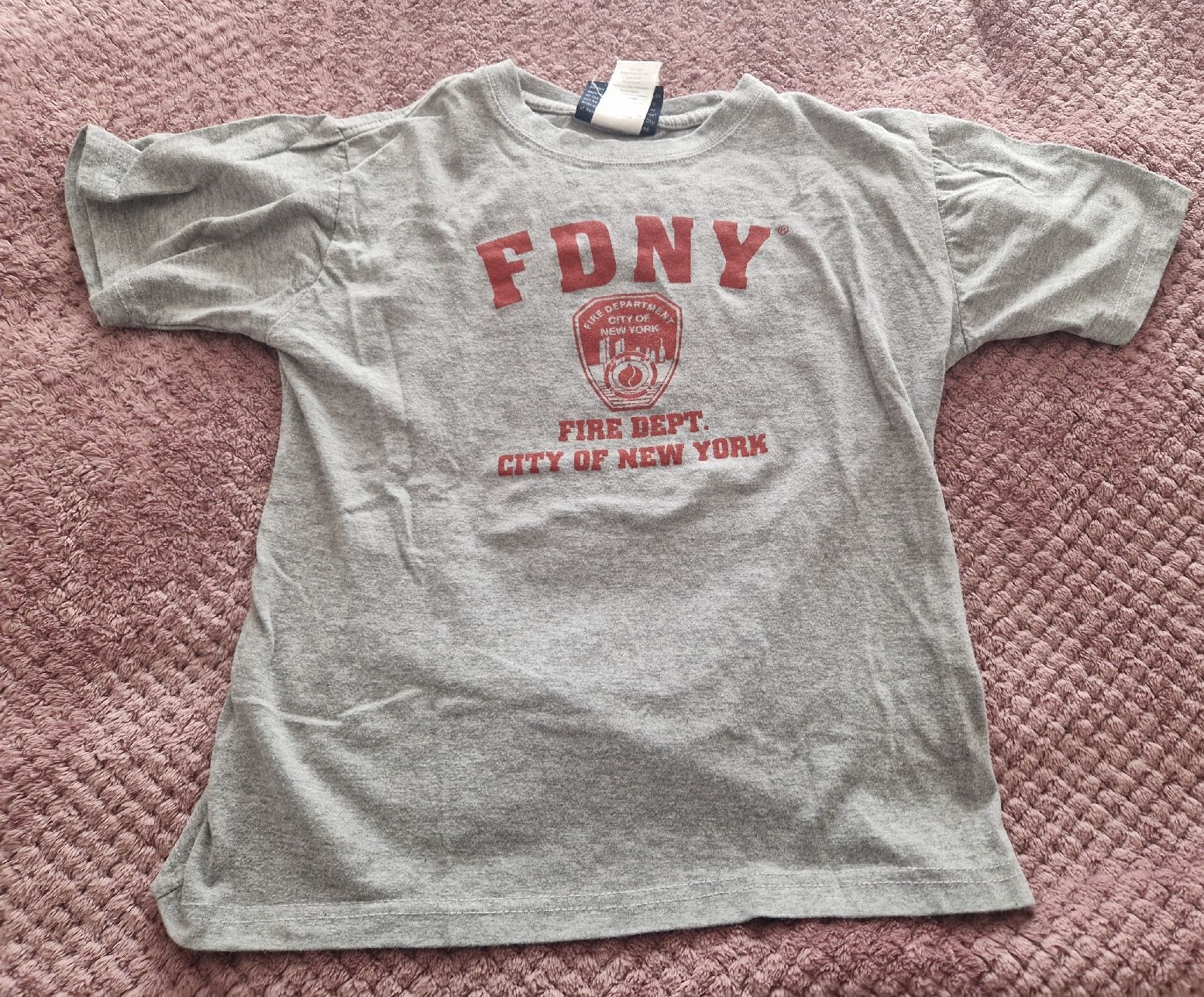Camicie, T-shirt & Polo: Graues FDNY T-Shirt, Grösse 128  – Usato da Utzenstorf venduto da Ernie_und_Bert