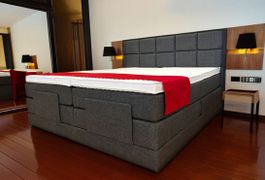 Boxspringbett in der Ausstellung in Beige , motorisch