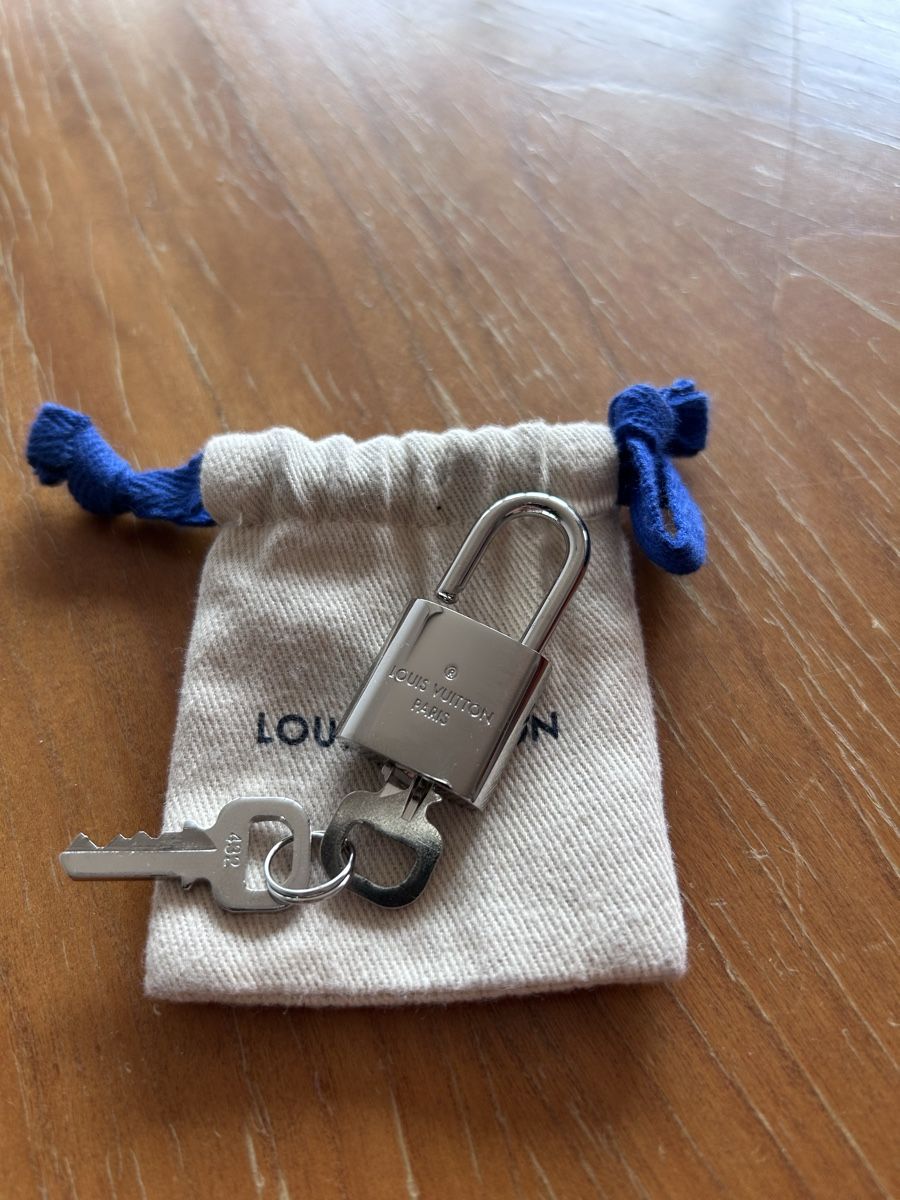 Louis Vuitton Porte-clés: Schloss Louis Vuitton silber – Neuf (Voir description) à Zürich par Nnnn161 1