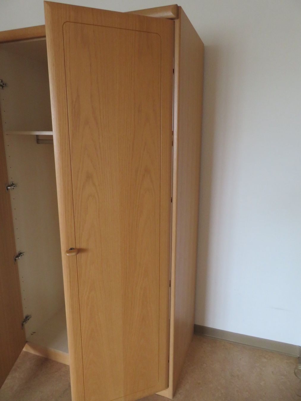 Pfister Schränke: Pfister-Schrank 4-türig – Gebraucht aus Reinach BL von  4