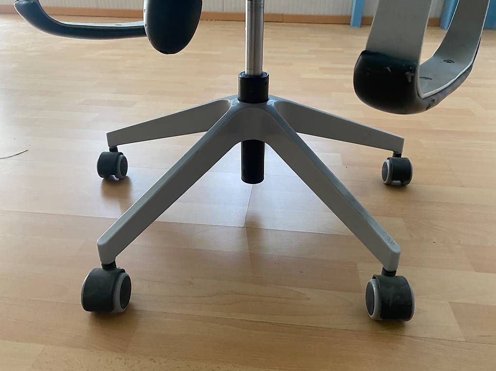 Chaises: Chaise a roulettes noire – D'occasion à Chamoson par a_laroyale 1