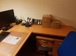 LIQUIDATION... 1 lot de 2 bureaux avec retour et 1 caisson