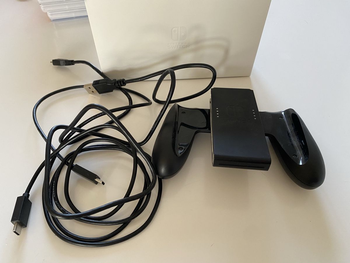 Nintendo Console: Console Nintendo Switch OLED + 8 jeux + accessoires – Nuovo (secondo la descrizione) da Vevey venduto da sasa2008 1