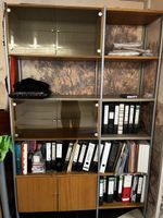 Regal mit Glastüren und Holzelementen gebraucht