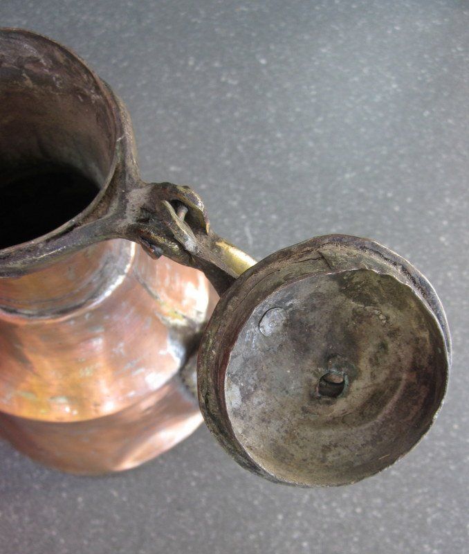 Karaffen: Antiker Kupferkrug mit Deckel und Messingriff – Gebraucht aus Bischofszell von raika 4