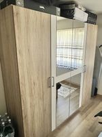 Gut erhaltener Kleiderschrank