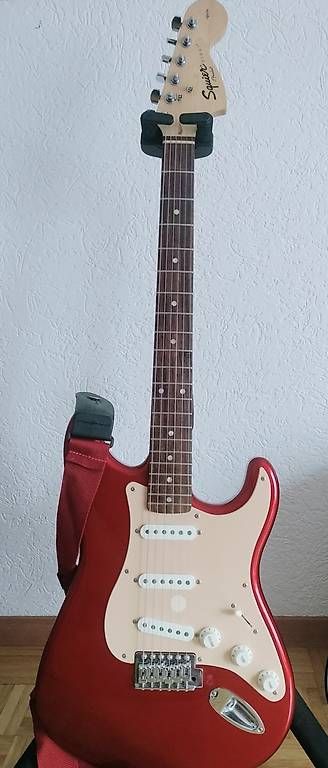 Strumenti musicali: Guitare électrique Fender Squier Strat Affinity – Usato da La Tour-de-Trême venduto da Sdk00