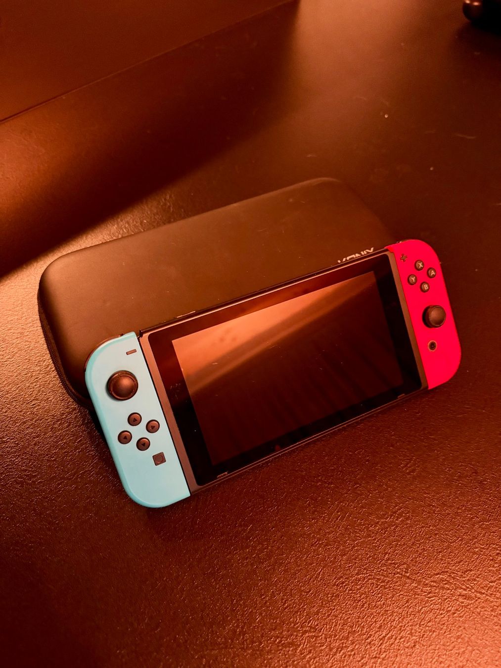 Nintendo Konsolen: Nintendo Switch, avec une manette, support, câble et housse – Gebraucht aus Chavornay von Dwarfpurple