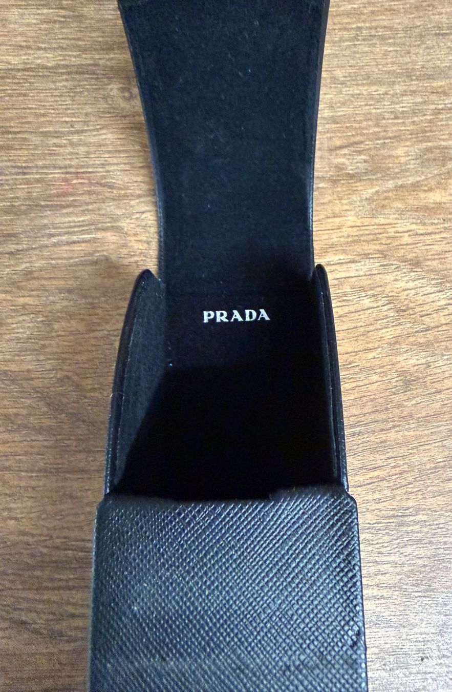 Altro in  Abbigliamento & Accessori: Prada Brillenetui Schwarz – Usato da Nussbaumen AG venduto da olitech5415