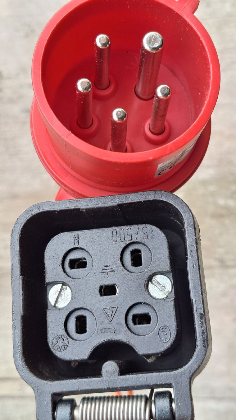 Cavi: Adapter Stromkabel CEE16 5pol auf J15 5pol – Usato da Heiligenschwendi venduto da pasaju 2