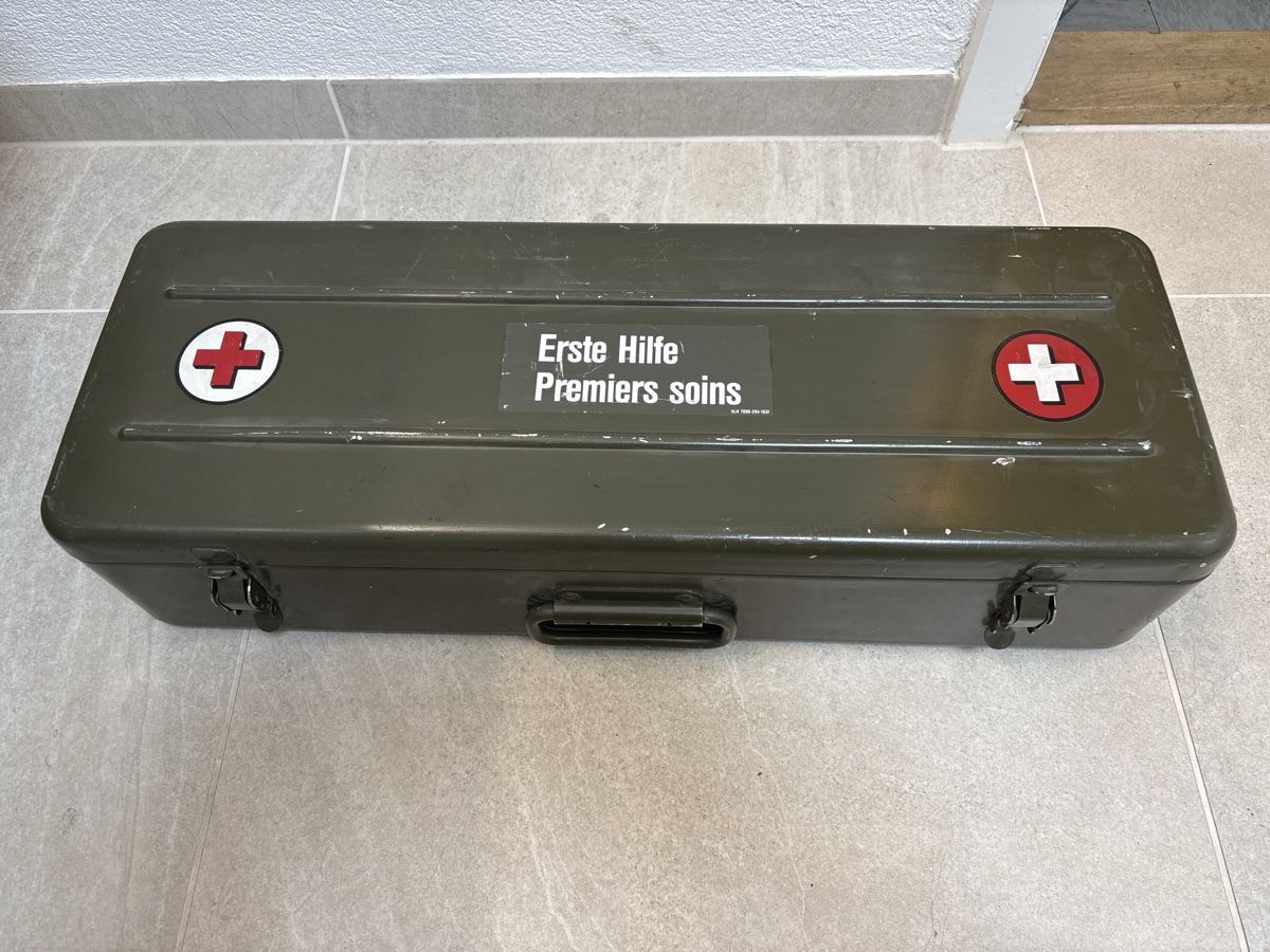 Kit di pronto soccorso: Schweizer Armee Erste Hilfe Alubox – Usato da Engelburg venduto da scarr
