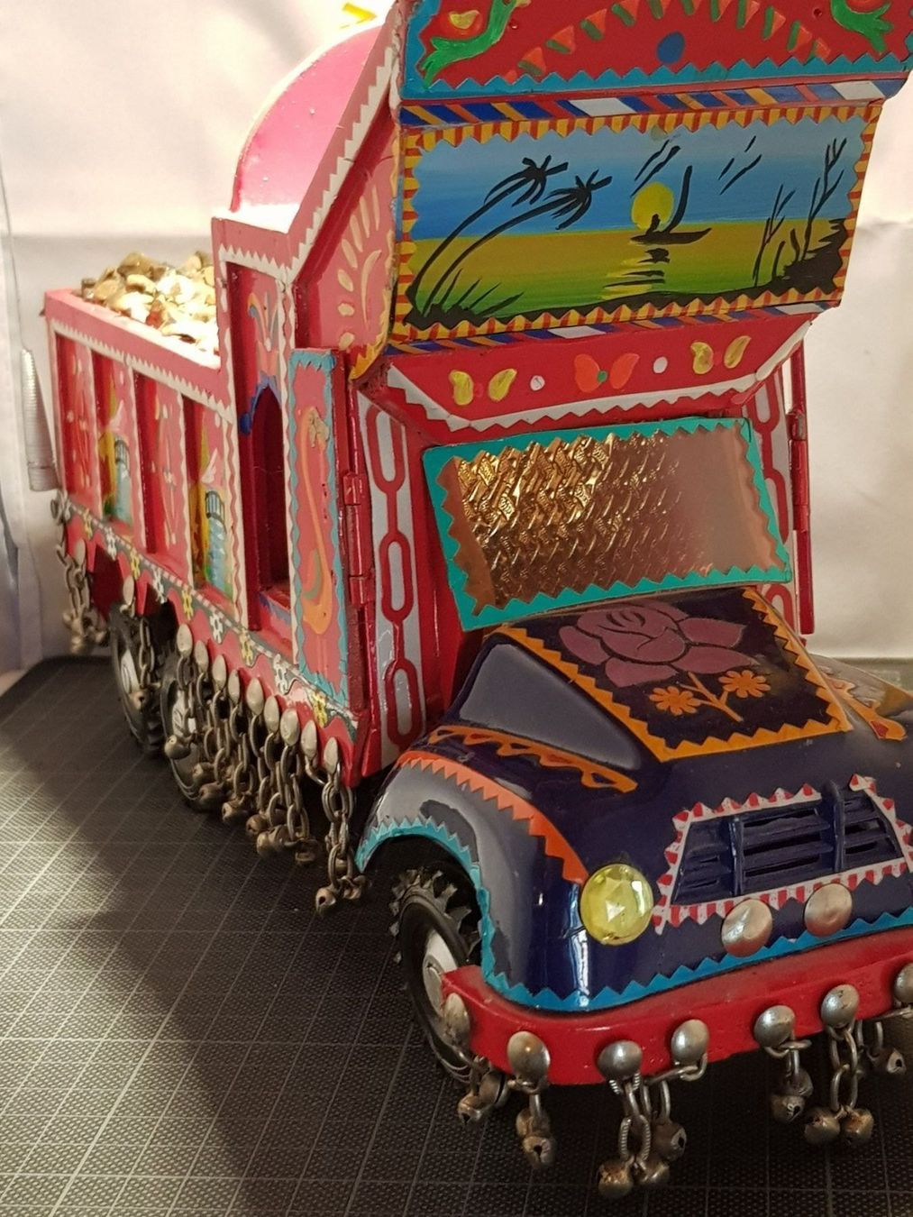 Autocarri: Camion en bois style indou – Usato da Chézard-St-Martin venduto da AlPat-Collections
